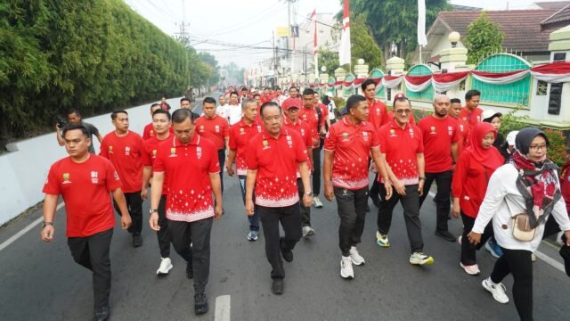 Kasdam II/Sriwijaya Brigjen TNI Iwan Ma'ruf Zainudin bersama Gubernur dan Forkopimda Sumsel pada Jalan Santai dan Senam Bersama HUT RI ke-81.