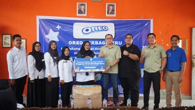Siswa SD Ogan Ilir antusias mengikuti program OREO Berbagi Seru dengan alat belajar interaktif.