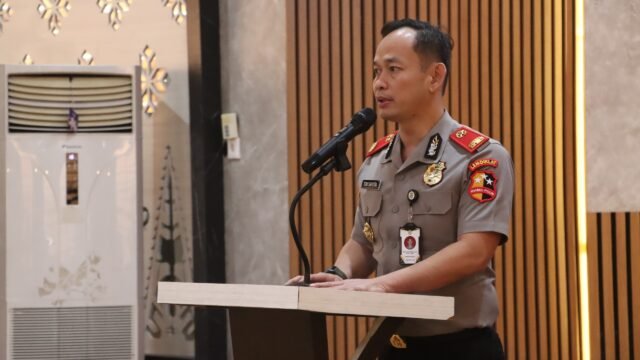 Personel Polri mengikuti sosialisasi transformasi digital untuk pelayanan publik di Polres Muba