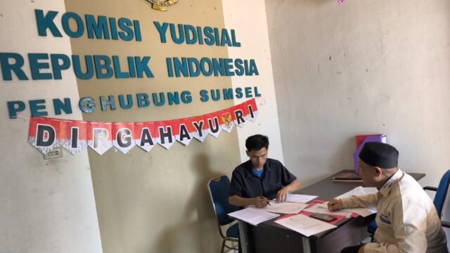 Afdhal Jambak menyerahkan laporan dugaan pelanggaran etika hakim terkait video penganiayaan di persidangan.