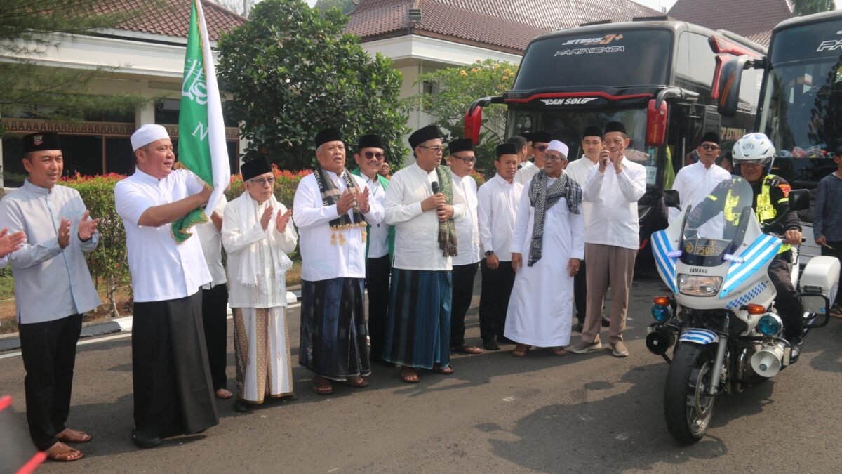 Kapolda Sumsel Irjen Pol Sandi Nugroho bersama delegasi PWNU Sumsel saat pelepasan menuju Muktamar NU ke-35
