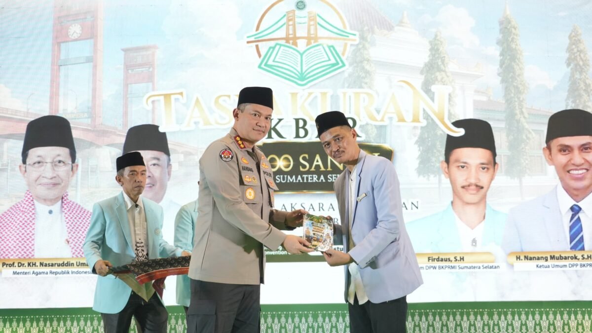 Kapolda Sumsel menyalurkan buku Latihan Hijaiyah untuk santri di Palembang