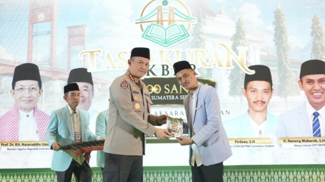 Kapolda Sumsel menyalurkan buku Latihan Hijaiyah untuk santri di Palembang