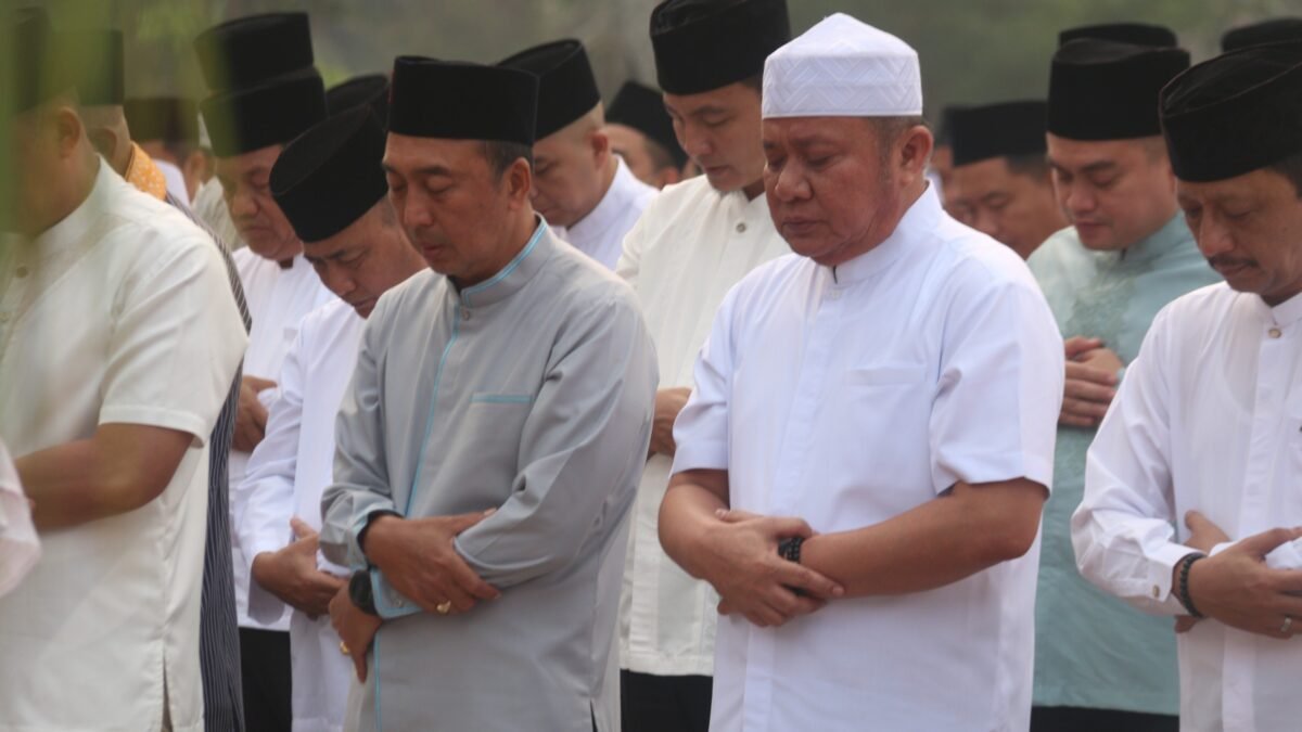 Kapolda Sumsel Irjen Pol. Sandi Nugroho memimpin Shalat Istisqa di Griya Agung Palembang untuk memohon hujan di tengah kemarau dan karhutla.
