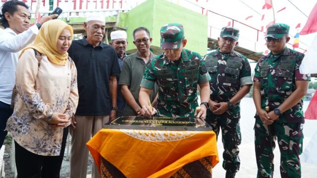 Pangdam II/Swj Mayjen TNI Ujang Darwis menandatangani prasasti peresmian Jembatan Gantung Garuda Merah Putih di OKI.