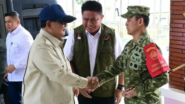 Presiden Prabowo Subianto rapat koordinasi penanganan Karhutla Sumsel bersama Pangdam II/Swj di Palembang