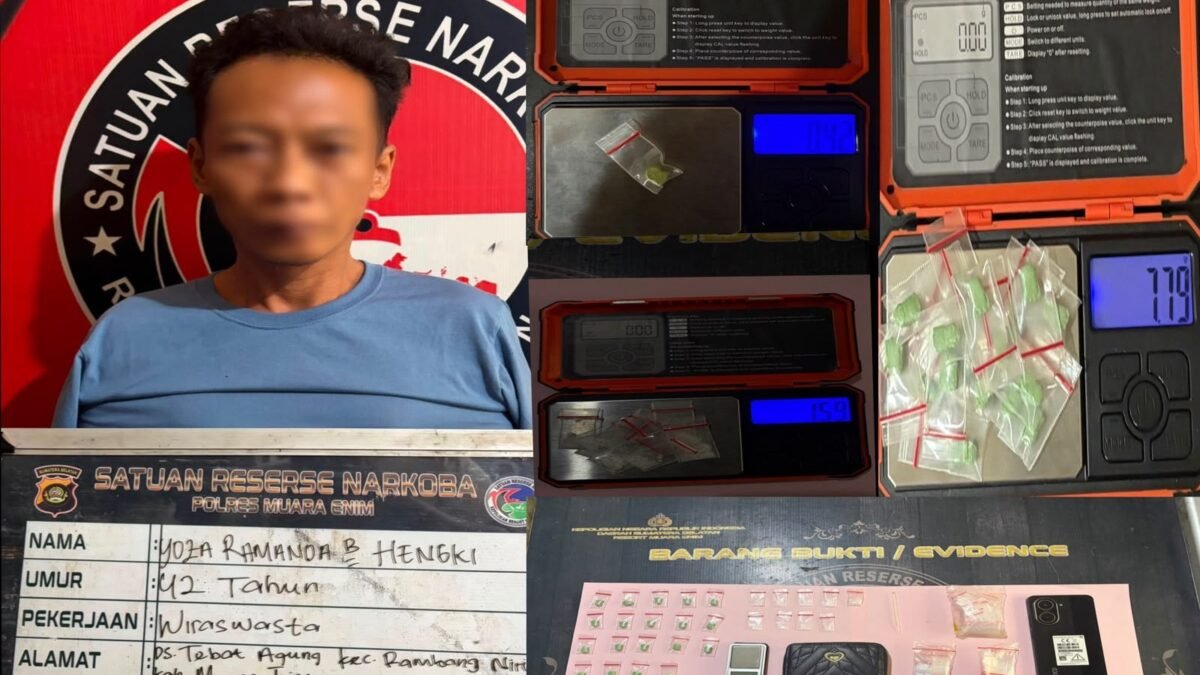 Petugas Polda Sumsel menunjukkan barang bukti ekstasi dan sabu hasil pengungkapan peredaran narkotika di Muara Enim.
