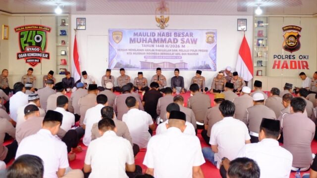 Kapolres OKI AKBP Eko Rubiyanto pimpin Sholat Istisqa bersama masyarakat di Halaman Polres OKI.