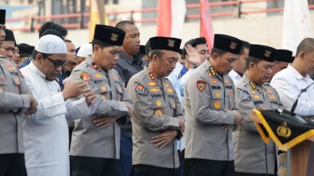 Kapolda Sumsel Irjen Pol Sandi Nugroho memimpin Sholat Istisqo Polda Sumsel di Lapangan Mapolda.