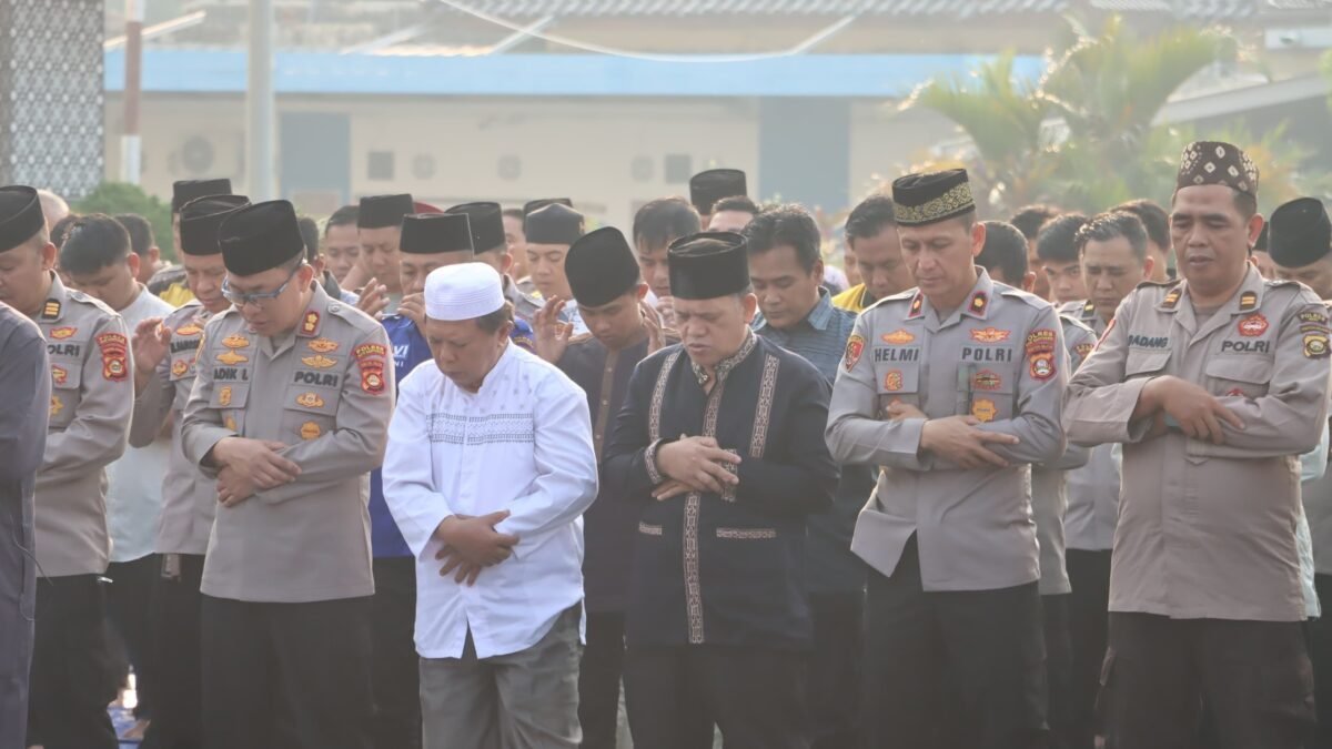 Kapolres Muba AKBP Adik Listiyono pimpin salat istighotsah bersama jajaran dan warga di tengah kabut asap.
