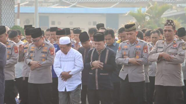 Kapolres Muba AKBP Adik Listiyono pimpin salat istighotsah bersama jajaran dan warga di tengah kabut asap.