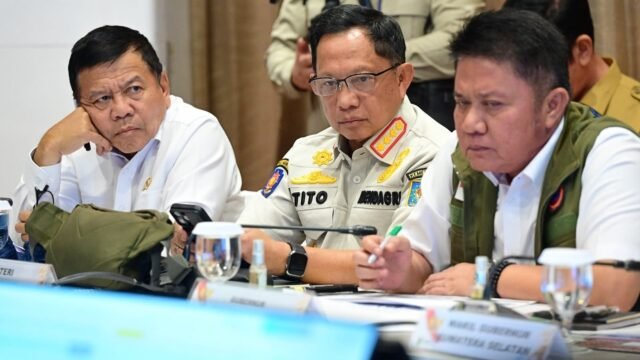 Mendagri Tito Karnavian saat rapat koordinasi pencegahan karhutla bersama Presiden Prabowo Subianto di Palembang