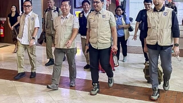Petugas Dukcapil melayani warga terdampak gempa NTT di posko pengungsian.