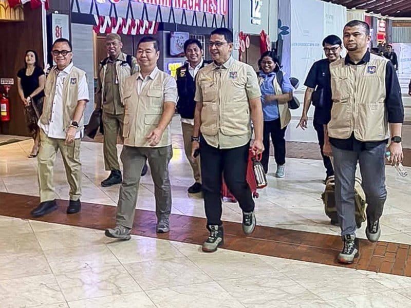 Petugas Dukcapil melayani warga terdampak gempa NTT di posko pengungsian.