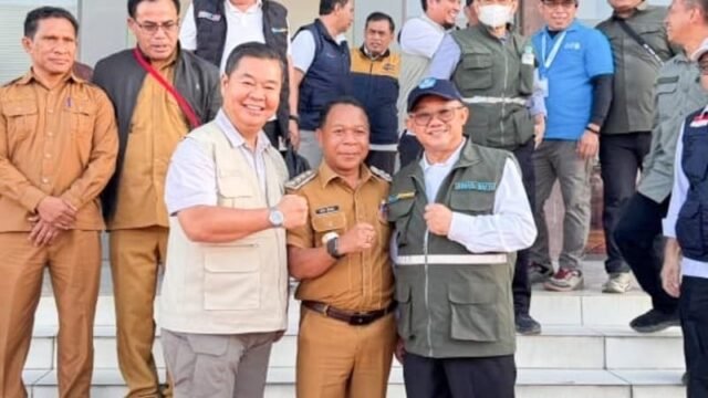 Dirjen Dukcapil Teguh Setyabudi saat meninjau pemulihan layanan adminduk pascagempa Flores di Ngada.