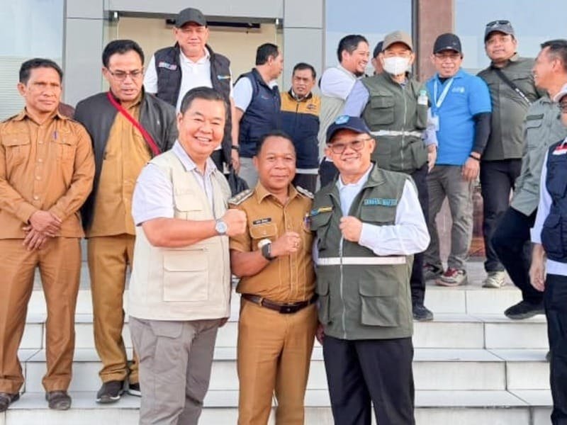 Dirjen Dukcapil Teguh Setyabudi saat meninjau pemulihan layanan adminduk pascagempa Flores di Ngada.