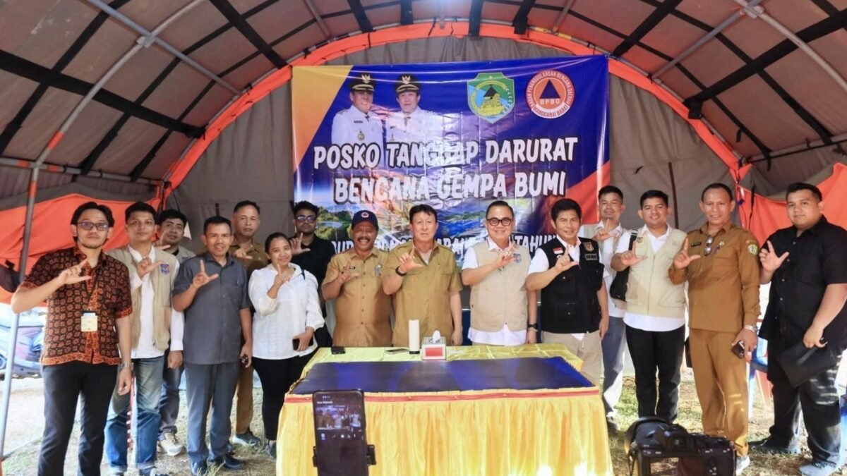 Petugas Ditjen Dukcapil melayani warga di Manggarai Barat pascagempa untuk penerbitan dokumen kependudukan.