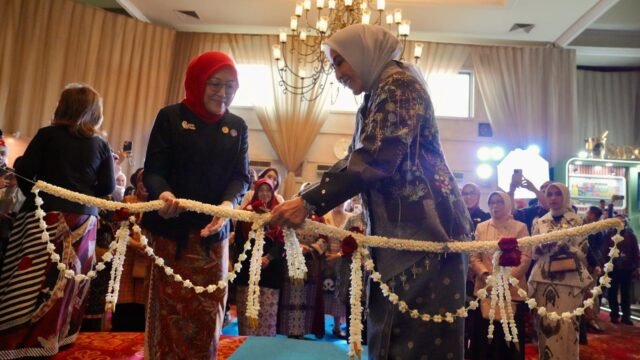 Ketua Harian Dekranas Tri Tito Karnavian saat membuka Pameran Roepa Merdeka DWP BIN di Balai Sudirman.