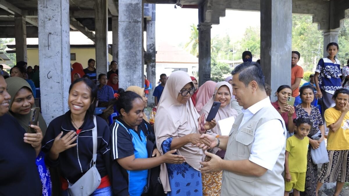 Petugas Dukcapil menyerahkan dokumen kependudukan kepada korban gempa NTT di posko pengungsian