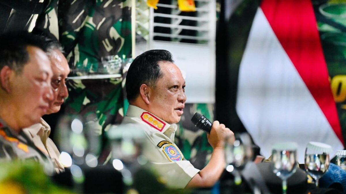 Mendagri Tito Karnavian saat meninjau lokasi dan memastikan penanganan gempa NTT berjalan lancar.