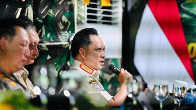Mendagri Tito Karnavian saat meninjau lokasi dan memastikan penanganan gempa NTT berjalan lancar.