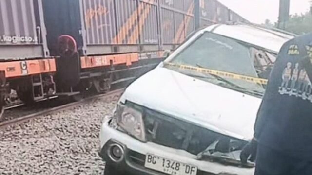 Ilustrasi kecelakaan maut kereta api dan mobil Isuzu Panther di perlintasan Prabumulih