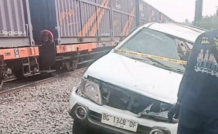Ilustrasi kecelakaan maut kereta api dan mobil Isuzu Panther di perlintasan Prabumulih
