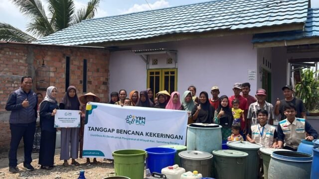 Petugas YBM PLN UID S2JB menyalurkan bantuan air bersih kepada warga Sukamulya Palembang yang terdampak kekeringan.