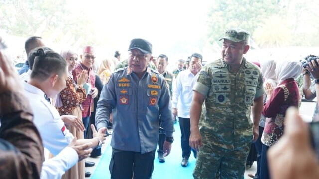 KASAD Jenderal TNI Maruli Simanjuntak dan Pangdam II/Swj Mayjen TNI Ujang Darwis saat Apel Akbar Satlinmas di Jakabaring, Palembang.