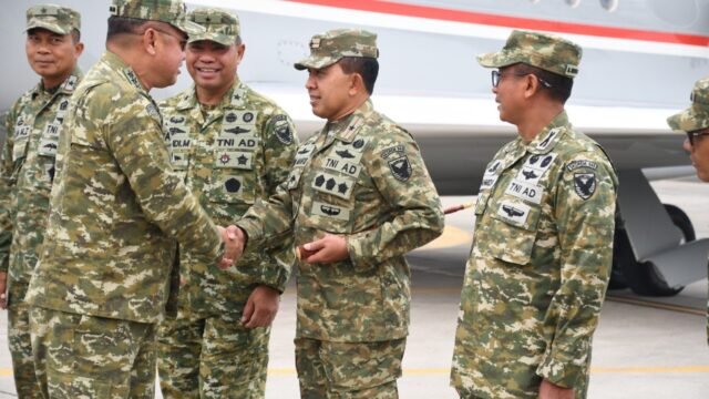 Danrem 044/Gapo Brigjen TNI Khabib Mahfud menyambut Kasad Jenderal TNI Maruli Simanjuntak di Palembang.