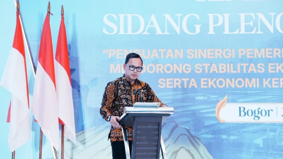 Wamendagri Bima Arya Sugiarto berbicara tentang otonomi daerah berbasis penciptaan nilai di seminar ISEI Bogor