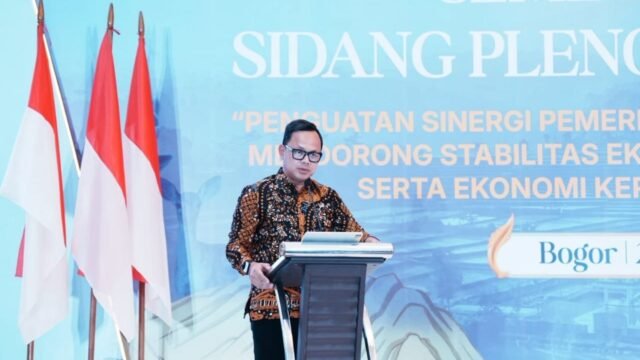 Wamendagri Bima Arya Sugiarto berbicara tentang otonomi daerah berbasis penciptaan nilai di seminar ISEI Bogor
