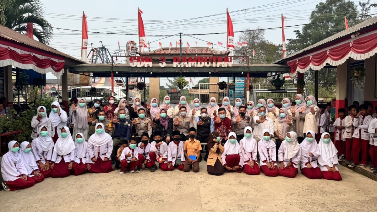 Kapolres Banyuasin AKBP Risnan Aldino membagikan masker kepada pelajar SDN 03 Rambutan untuk mencegah dampak kabut asap.