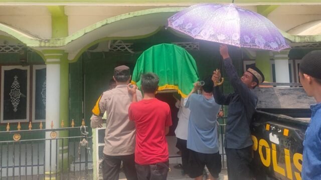 Polisi Polres Empat Lawang membantu mengantar jenazah warga dalam Program Si Bhima