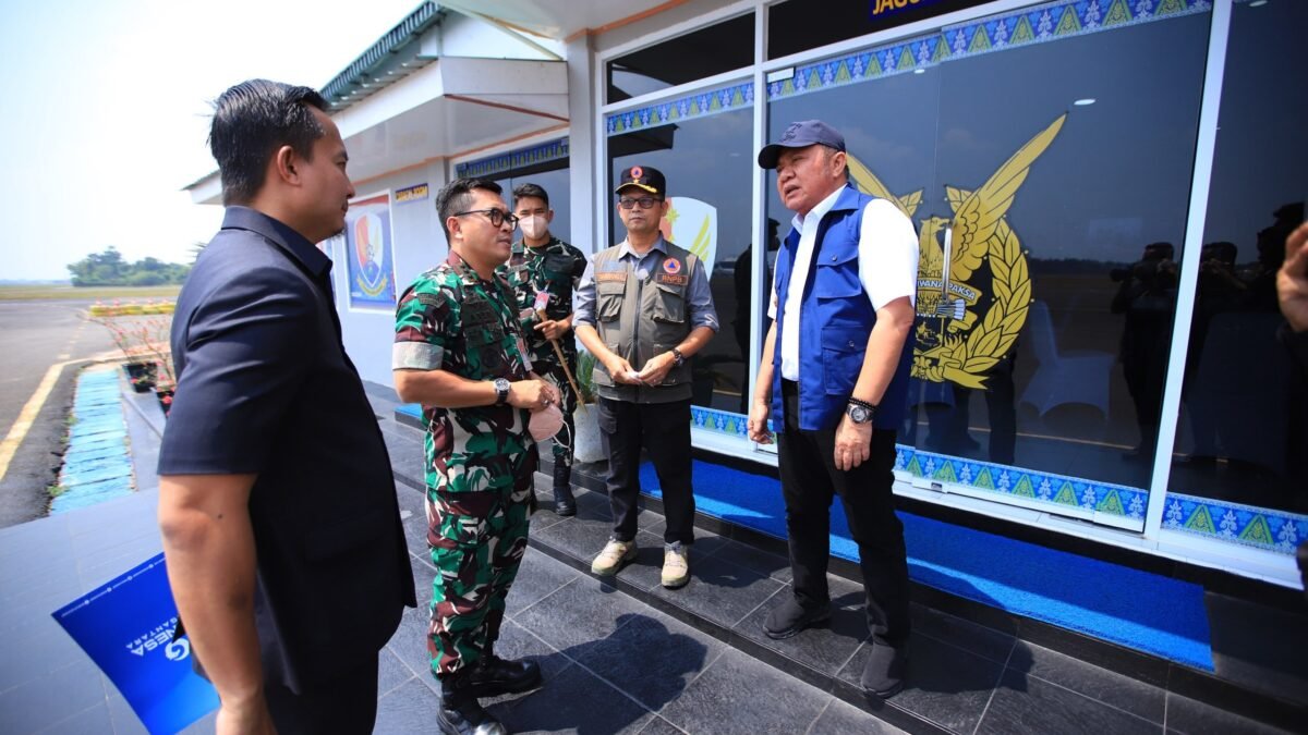 Gubernur Herman Deru memimpin penanganan karhutla Sumsel melalui patroli udara dan OMC.