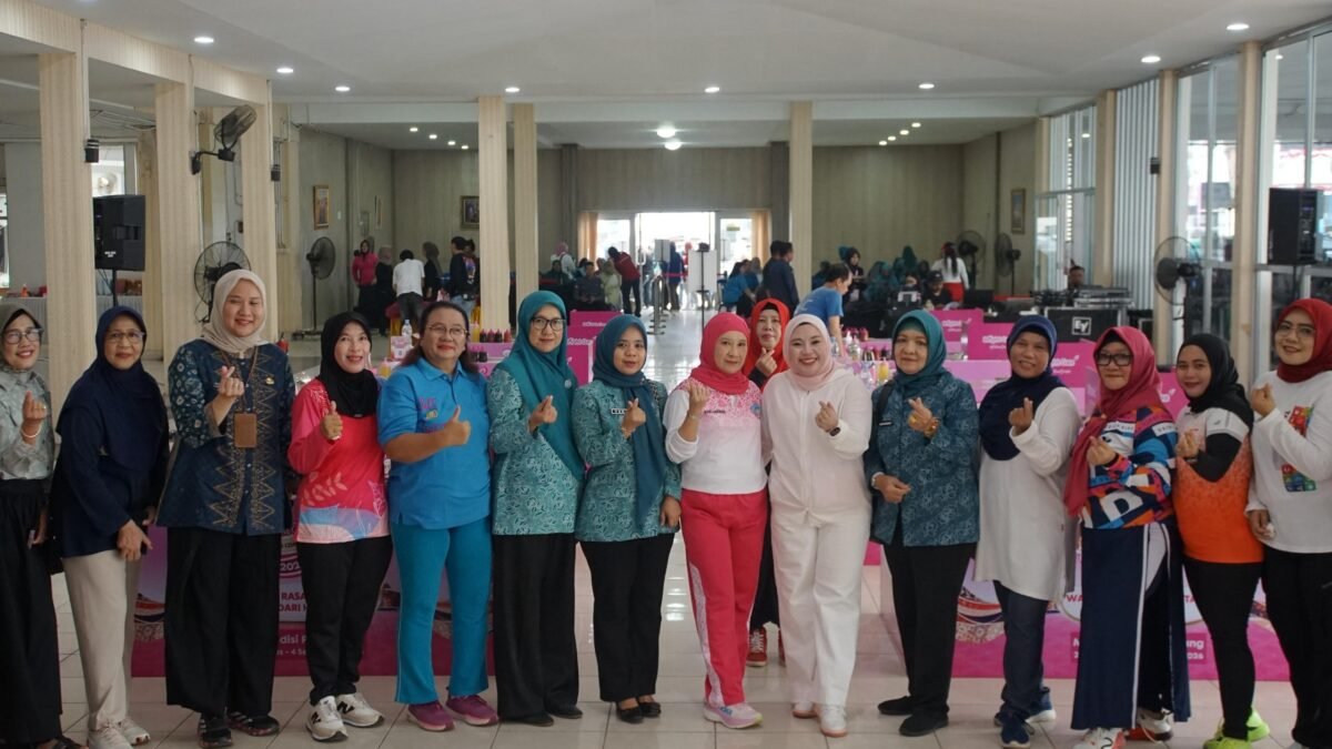 Lidyawati Cik Ujang menyemangati peserta lomba masak di Palembang