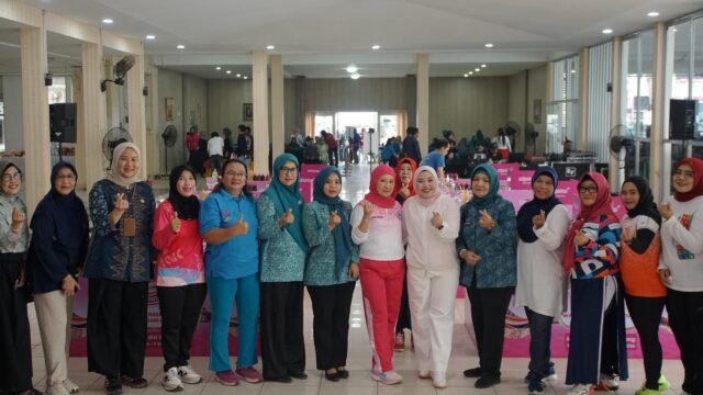 Lidyawati Cik Ujang menyemangati peserta lomba masak di Palembang