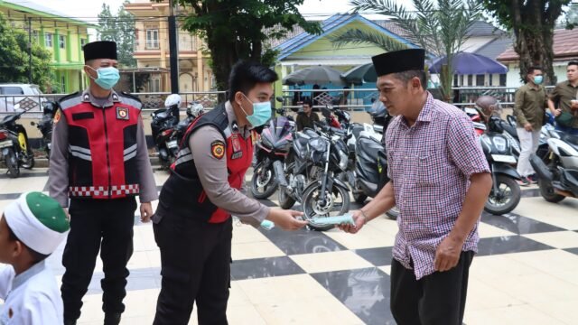 Polres Muba bagikan masker gratis kepada pelajar dan masyarakat di Sekayu saat kabut asap Karhutla