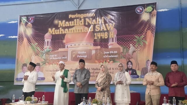 Siswa SMAN 5 Palembang mengikuti peringatan Maulid Nabi, memperkuat pendidikan karakter melalui keteladanan Rasulullah.