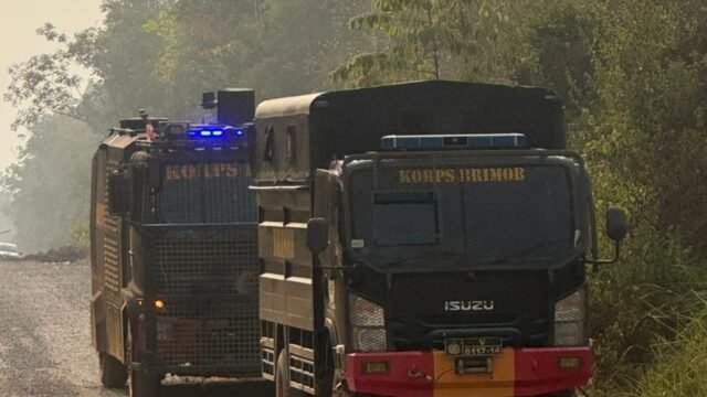 Petugas gabungan Polres Muara Enim dan tim lainnya memadamkan karhutla di dekat sumur Pertamina di Muara Enim