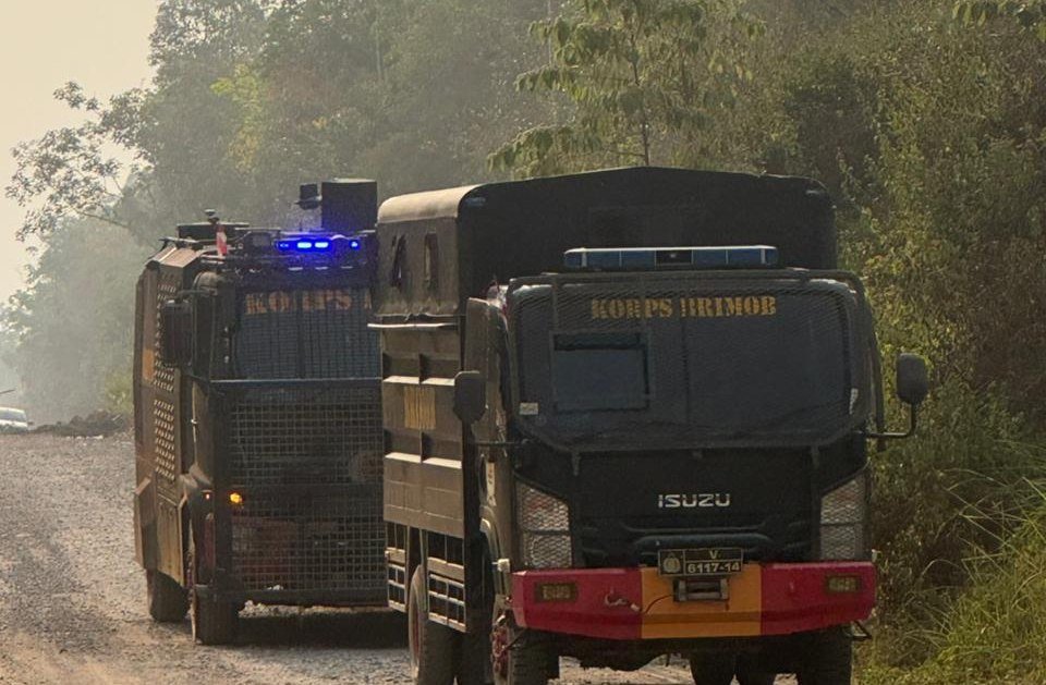 Petugas gabungan Polres Muara Enim dan tim lainnya memadamkan karhutla di dekat sumur Pertamina di Muara Enim
