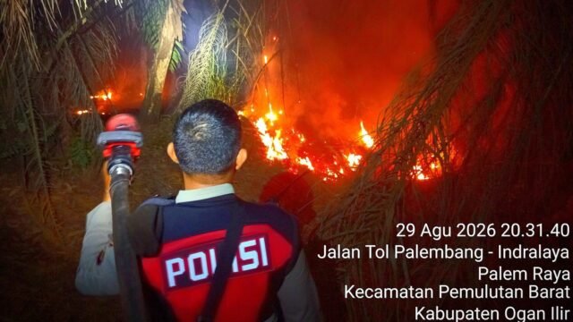 Tim gabungan memadamkan karhutla di Tol Palem Raya Ogan Ilir menggunakan Armored Water Cannon (AWC).