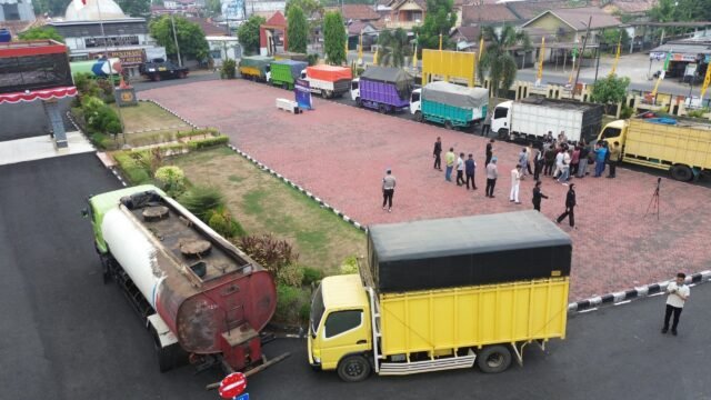 Petugas Polres Muba menunjukkan barang bukti minyak ilegal dalam kasus migas ilegal Muba.