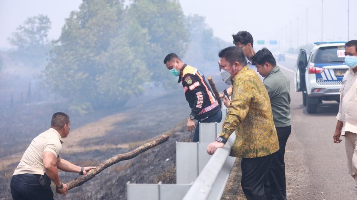 Gubernur Herman Deru meninjau langsung lokasi karhutla di Tol Palindra