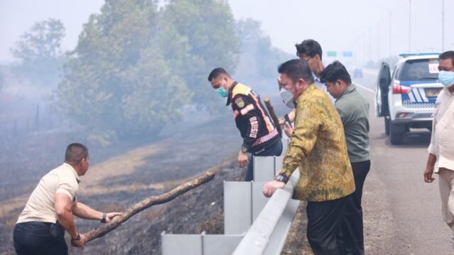 Gubernur Herman Deru meninjau langsung lokasi karhutla di Tol Palindra