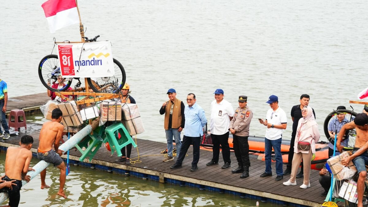 Sekda Sumsel Edward Candra membuka Festival Panjat Pinang Sumeks 2026 di Jakabaring Sport City Palembang.