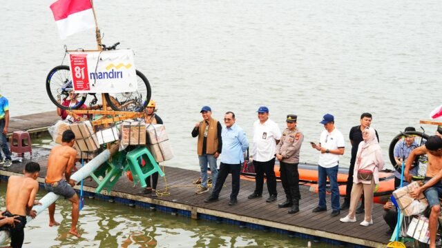 Sekda Sumsel Edward Candra membuka Festival Panjat Pinang Sumeks 2026 di Jakabaring Sport City Palembang.