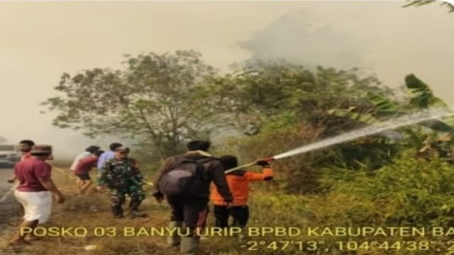 Tim gabungan memadamkan Karhutla di Tanjung Lago Banyuasin menggunakan mobil slip on dan pompa air.