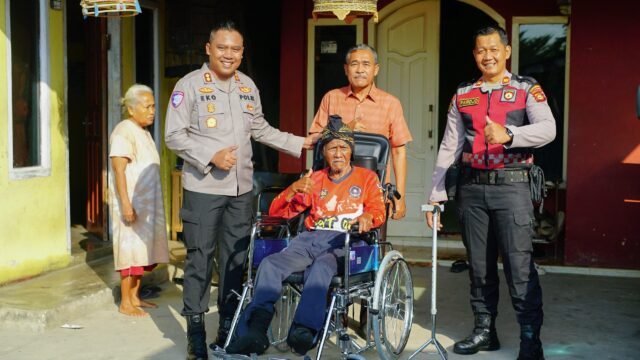 Polres OKI Bantuan Kursi Roda