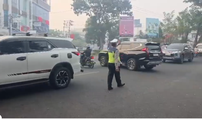 Hadir Urai Kepadatan, Kanit Lantas Polsek IT I Pimpin Pengaturan Arus di Persimpangan Jalan Mayor Ruslan Draft Narasi Berita